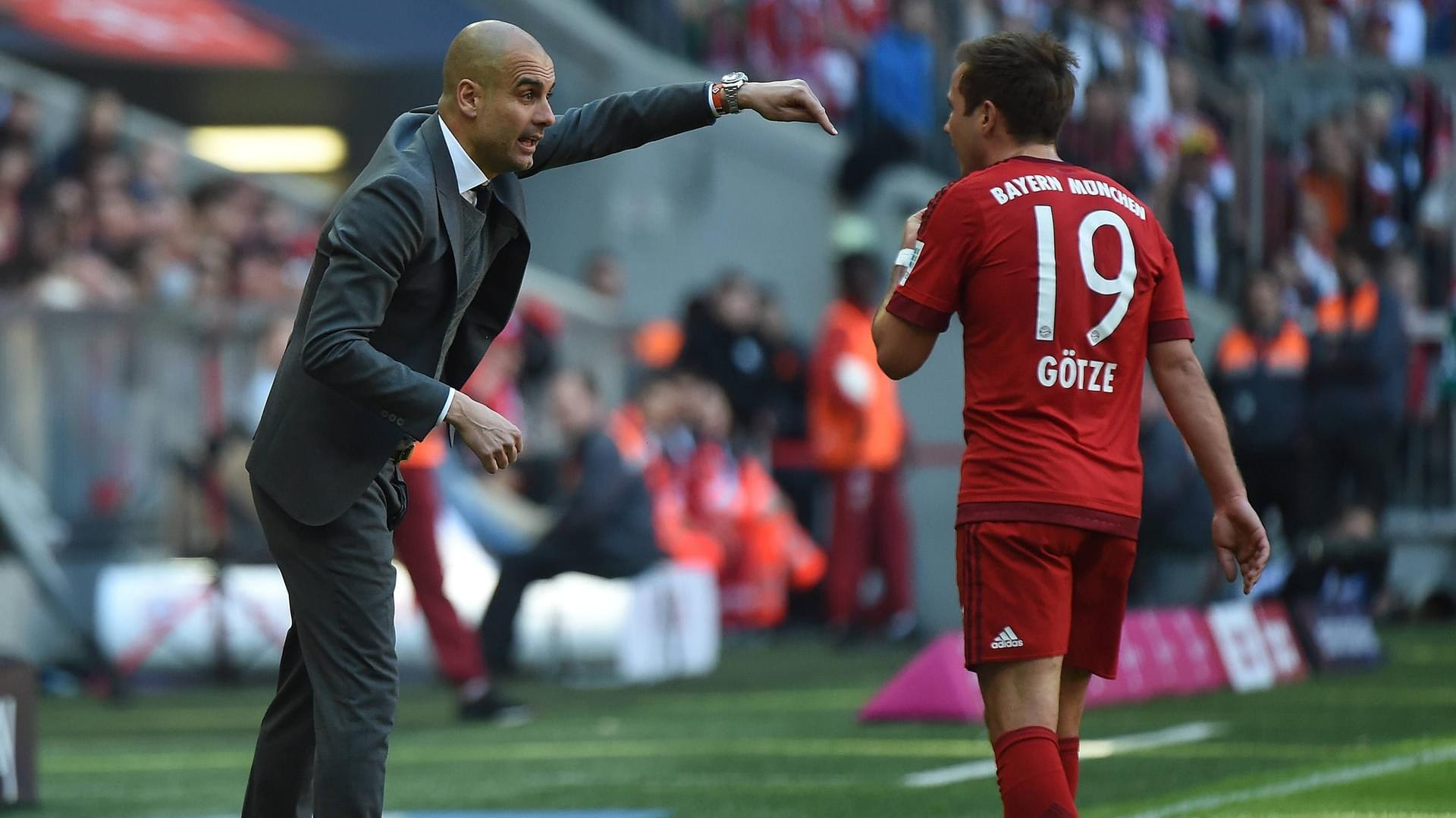 Bayern-Trainer Pep Guardiola (l.) gibt Mario Götze Anweisungen: Der Spanier war ein Grund für Götze, nach München zu wechseln. Doch richtig glücklich wurde er unter dem Katalanen nicht. Vor allem in den wichtigen Spielen setzte Guardiola lieber auf andere Spieler.