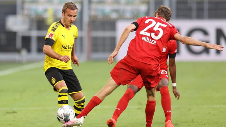 Mario Götze (l., gegen Thomas Müller) bei seinem bislang letzten Bundesliga-Einsatz im Mai 2020 für den BVB gegen Bayern. Wegen der Corona-Pandemie waren keine Zuschauer zugelassen und Götze durfte gerade einmal zehn Minuten ran.
