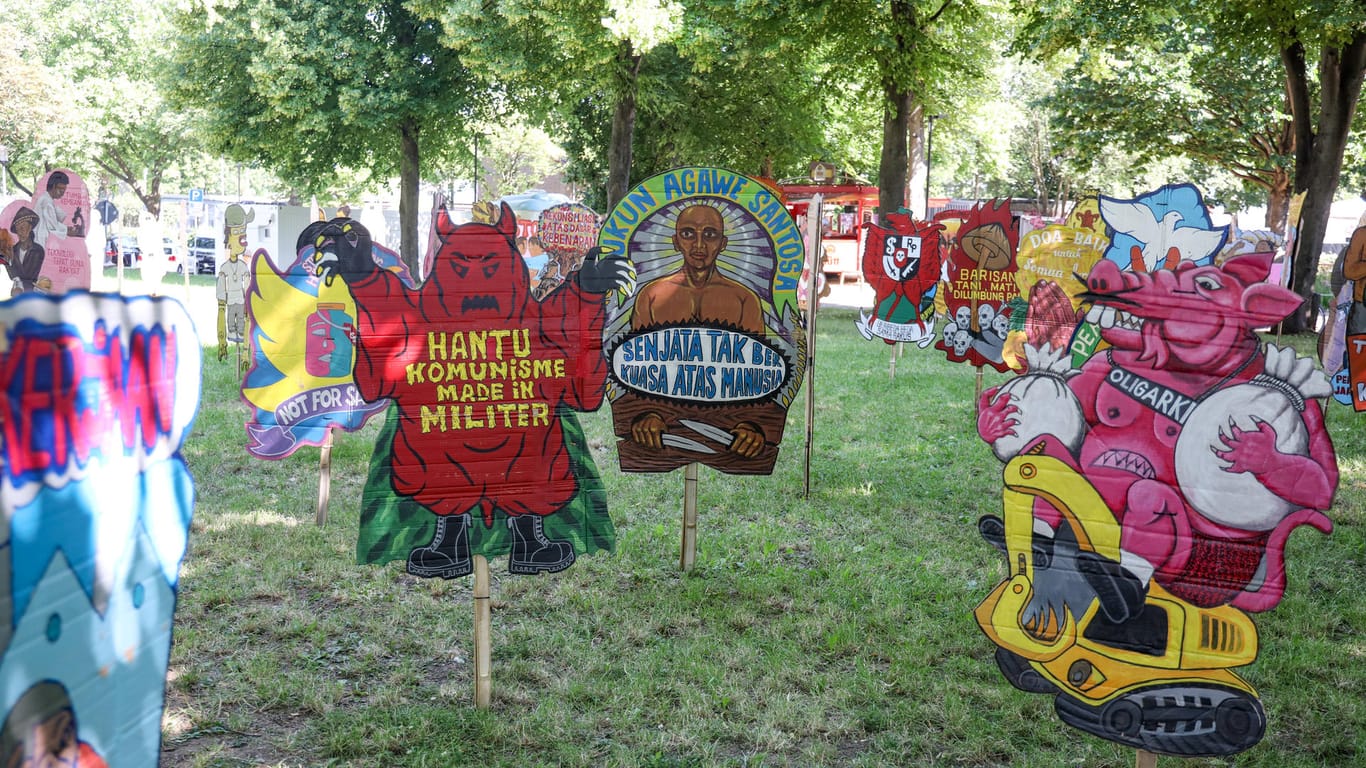 Pappfiguren der Gruppe "Taring Padi" auf der documenta in Kassel: Das indonesische Kollektiv ist mit dem Vorwurf des Antisemitismus konfrontiert.