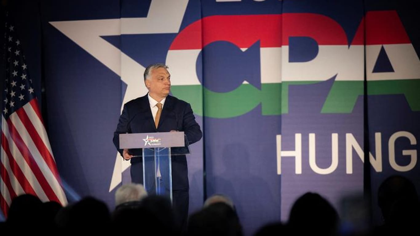 Stelldichein der Ultra-Konservativen: Viktor Orbán als Hauptredner der CPAC Ungarn erklärte dort sein Rezept – nach eigenen Regeln mit eigener Presse und eigenen Institutionen spielen.