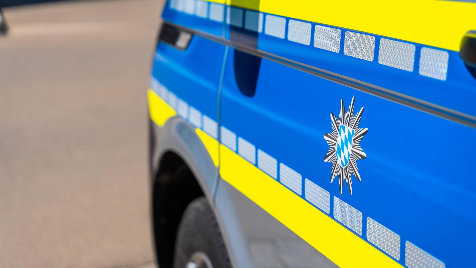 Fahrzeug der Polizei Bayern (Archiv): In Ebersdorf bei Coburg waren die Beamten am Vormittag mit Sprengstoffspürhunden im Einsatz. Fahrzeug der Polizei Bayern (Archiv): In Ebersdorf bei Coburg waren die Beamten am Vormittag mit Sprengstoffspürhunden im Einsatz.