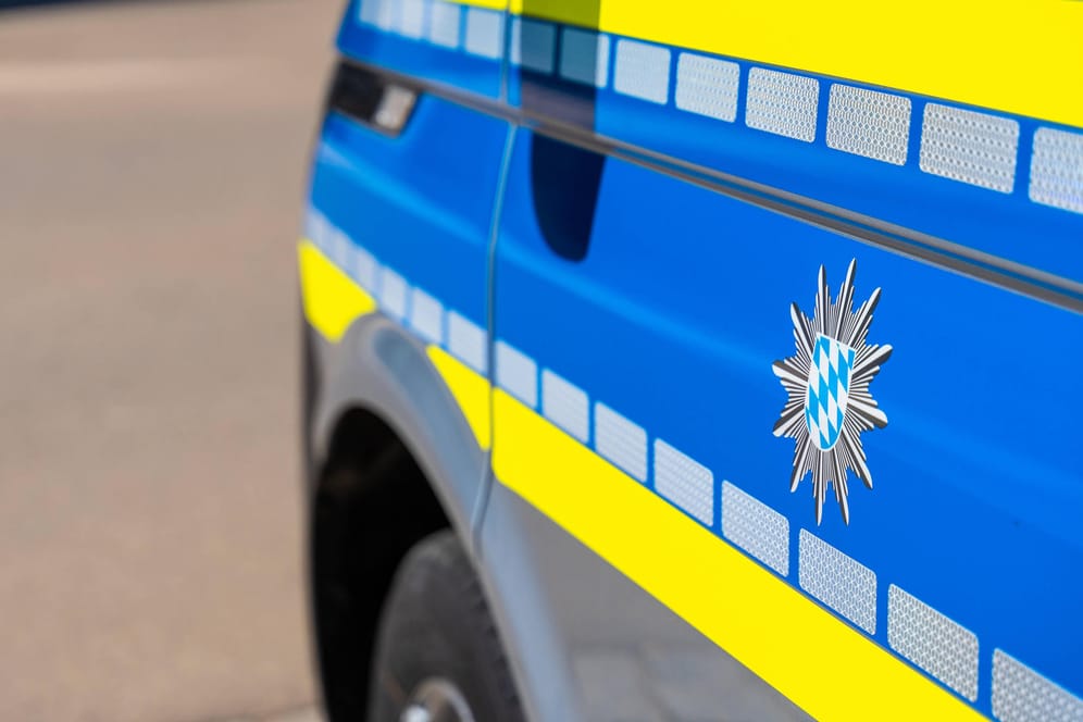 Fahrzeug der Polizei Bayern (Archiv): In Ebersdorf bei Coburg waren die Beamten am Vormittag mit Sprengstoffspürhunden im Einsatz.