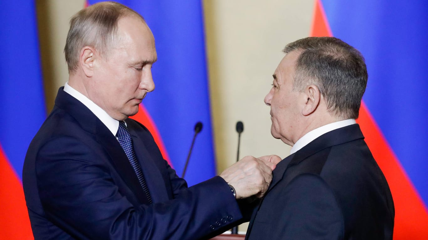 Wladimir Putin verleiht Arkady Rotenberg einen Orden (Archivbild): Der Oligarch ist offiziell Eigentümer eines Palasts am Schwarzen Meer, der von Wladimir Putin genutzt werden soll.