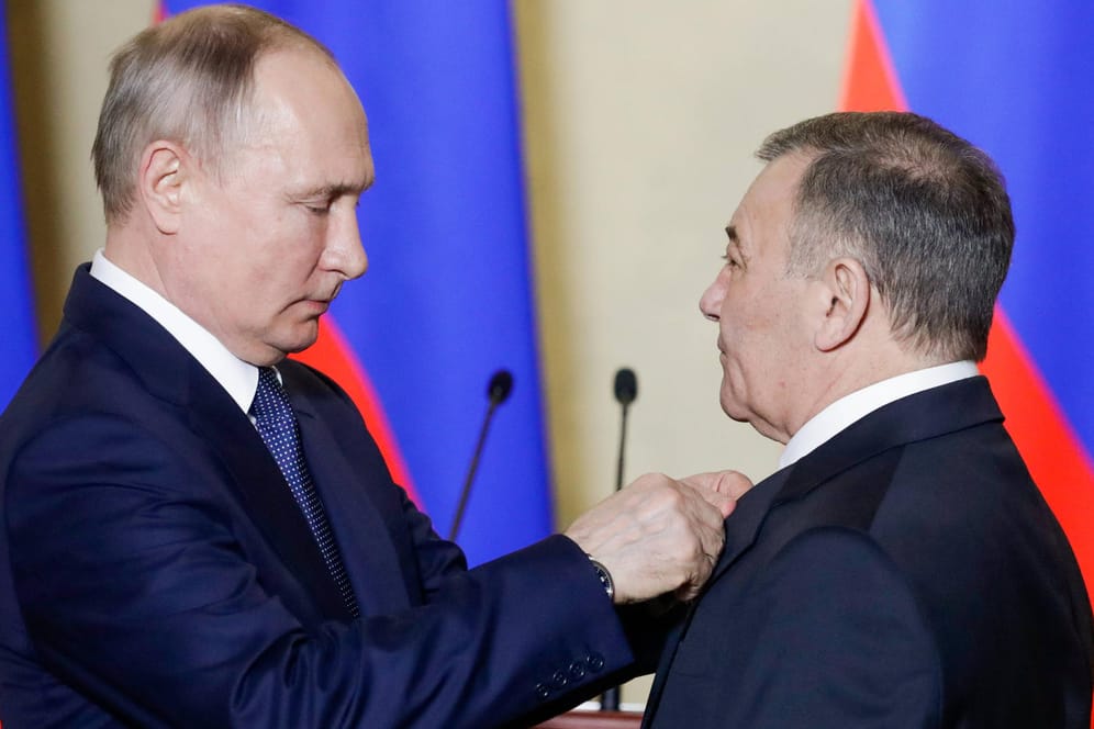 Wladimir Putin verleiht Arkady Rotenberg einen Orden (Archivbild): Der Oligarch ist offiziell Eigentümer eines Palasts am Schwarzen Meer, der von Wladimir Putin genutzt werden soll.