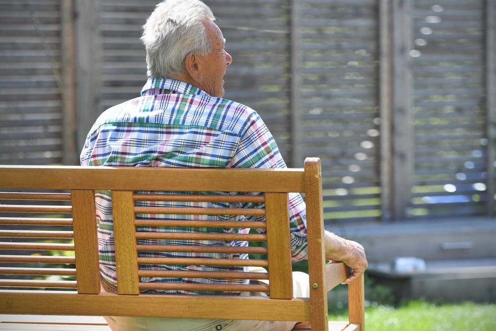 Ein älterer Mann sitzt auf einer Bank (Symbolbild): Die Bundesbank hat sich mit einem Vorschlag in die Diskussion um ein höheres Renteneintrittsalter eingebracht.