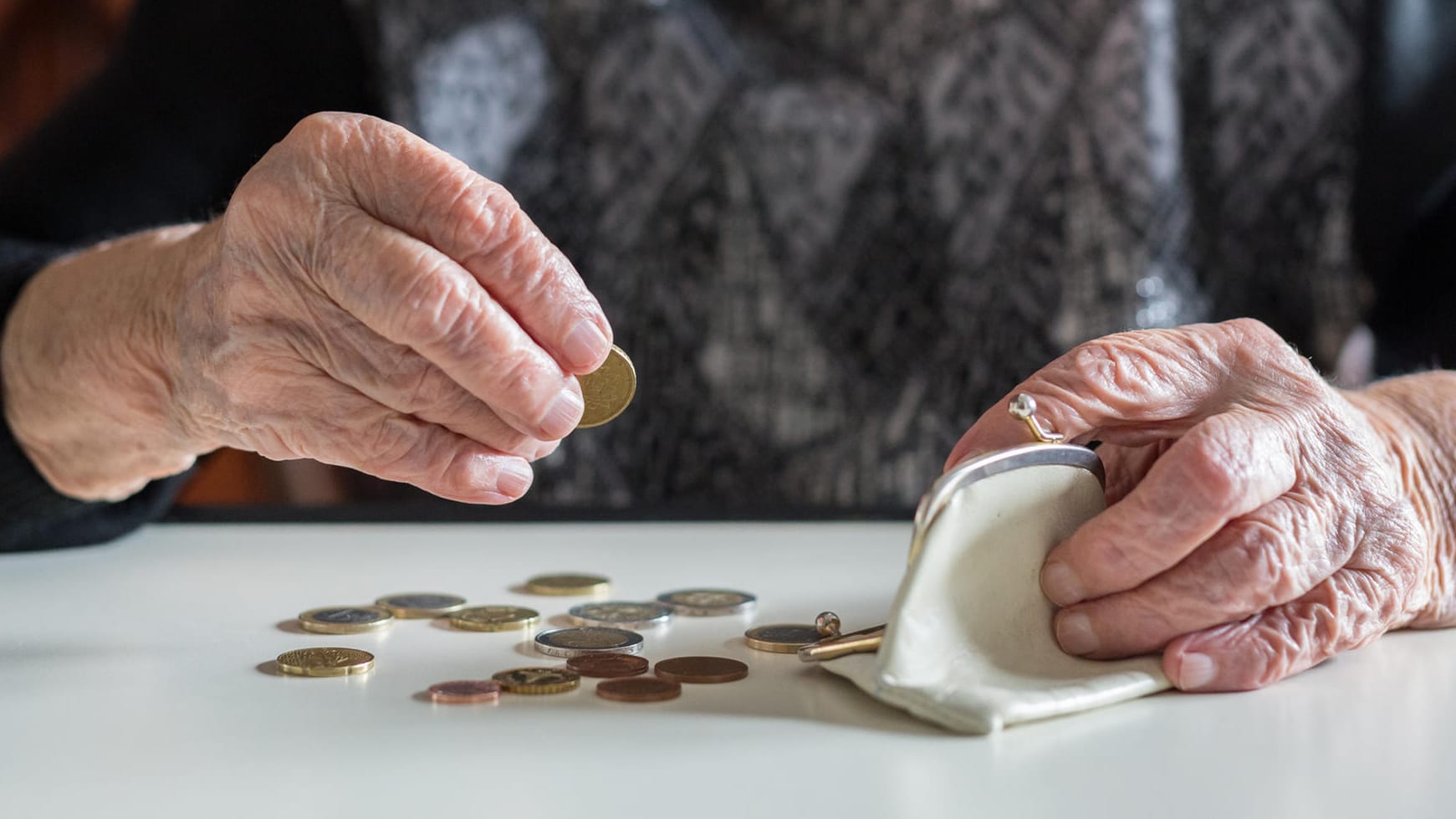 Ältere Frau zählt Geld: Die Rentenversicherung will einen höheren Finanzpuffer.