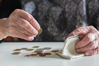 Ältere Frau zählt Geld: Die Rentenversicherung will einen höheren Finanzpuffer.