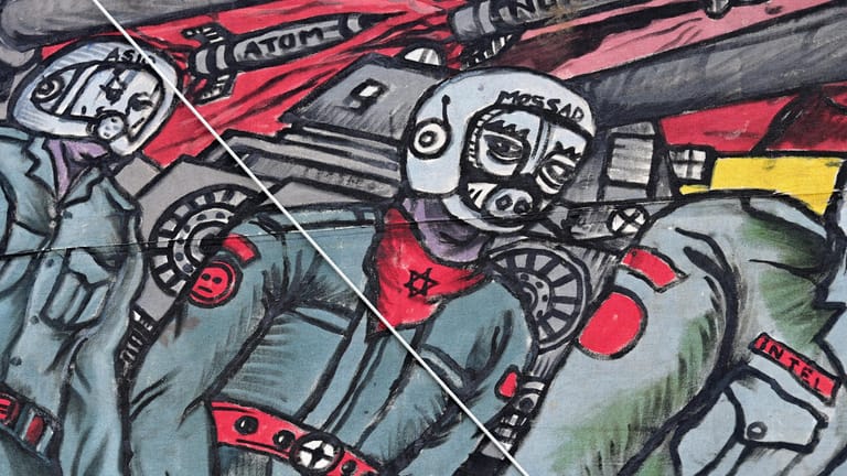 Ausschnitt des umstrittenen Gemäldes: Ein Soldat mit Schweinsgesicht trägt ein Halstuch mit Davidstern und einen Helm mit der Aufschrift "Mossad".