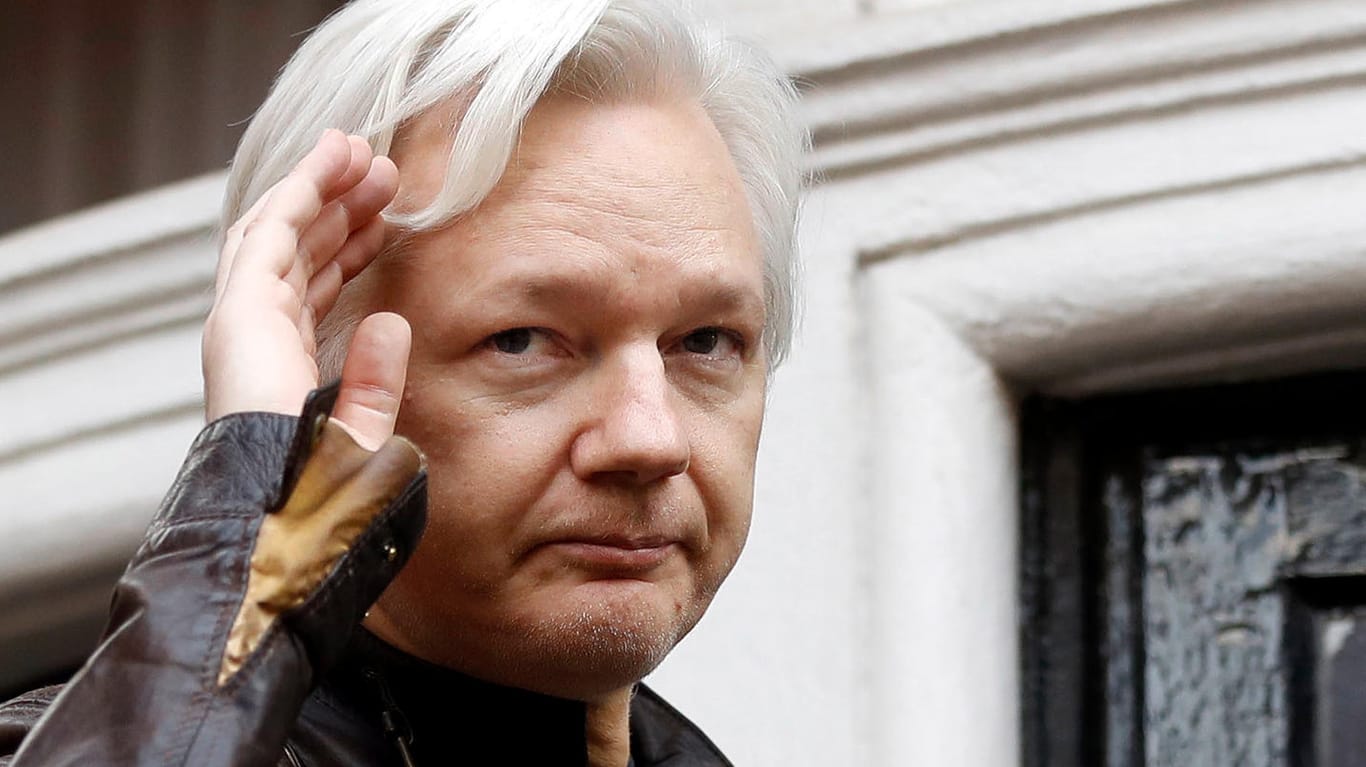 Julian Assange in London (Archiv): Die britische Regierung genehmigte in der vergangenen Woche die Auslieferung des Wikileaks-Gründers.