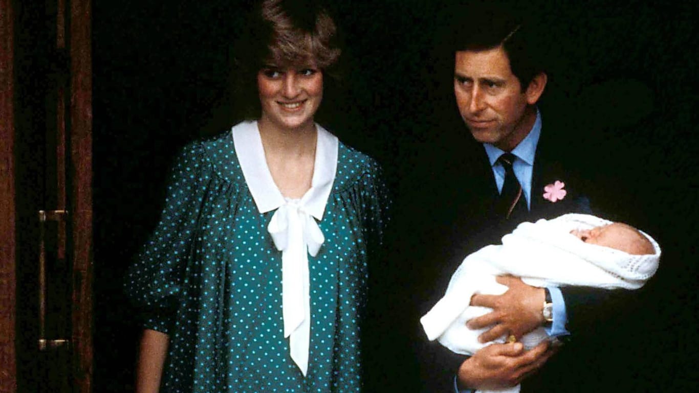 21. Juni 1982: Diana und Charles zeigen sich mit ihrem ältesten Sohn vor dem Lindo Wing des Londoner St.-Mary's-Hospital.