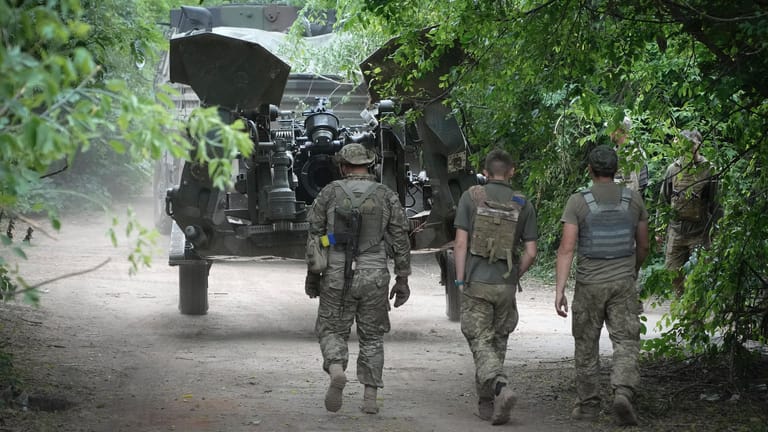 Ukrainische Soldaten bringen eine von den USA gelieferte Haubitze M777 in Position: Die Ukraine ist im Krieg gegen Russland auf westliche Waffen angewiesen.