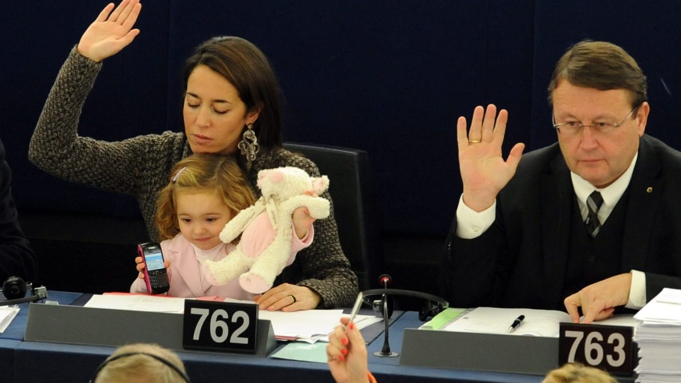 Licia Ronzulli (l.) mit ihrer Tochter Vittoria bei einer Abstimmung im EU-Parlament.