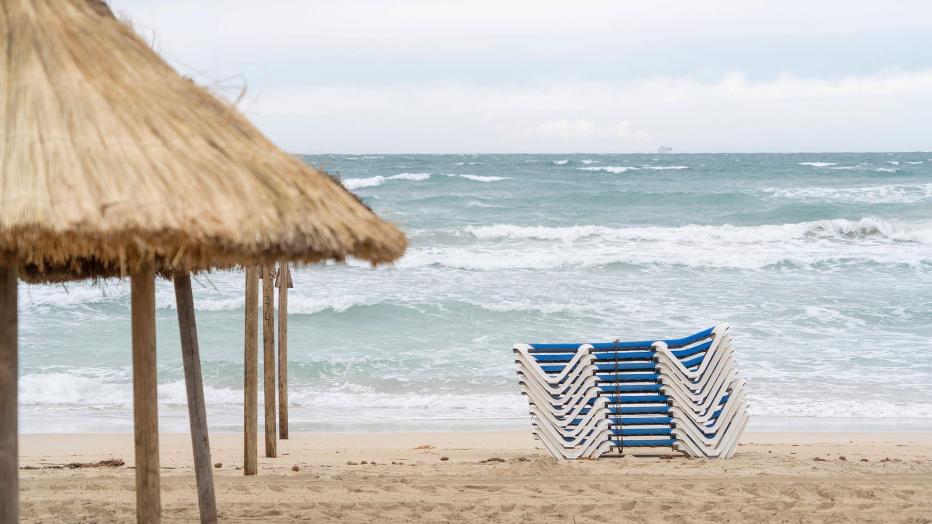 Wellengang am Playa de Palma auf der Insel Mallorca (Archivbild): Ein Mann Mitte 70 ist beim Baden ertrunken. Wellengang am Playa de Palma auf der Insel Mallorca (Archivbild): Ein Mann Mitte 70 ist beim Baden ertrunken.