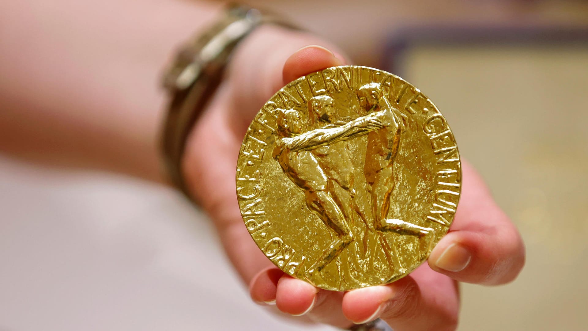 USA, New York: Die 23-karätige Goldmedaille des russischen Journalisten Dmitri Muratow für den Friedensnobelpreis 2021 wird vor der Versteigerung im Times Center gezeigt