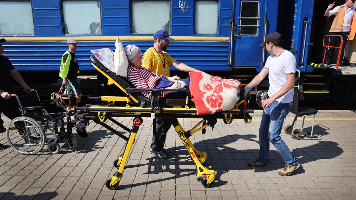 Eine ältere Frau wird mmit einem Zug aus Pokrowsk im Osten der Ukraine evakuiert: Russland konzentiert derzeit seine Feuerkraft auf den Donbas.