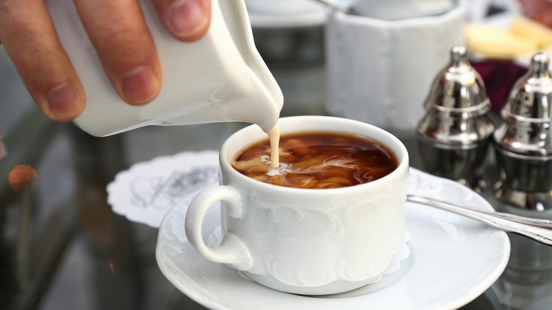 Milch mit Kaffee: Die Reihenfolge der beiden Flüssigkeiten kann entscheidend sein.