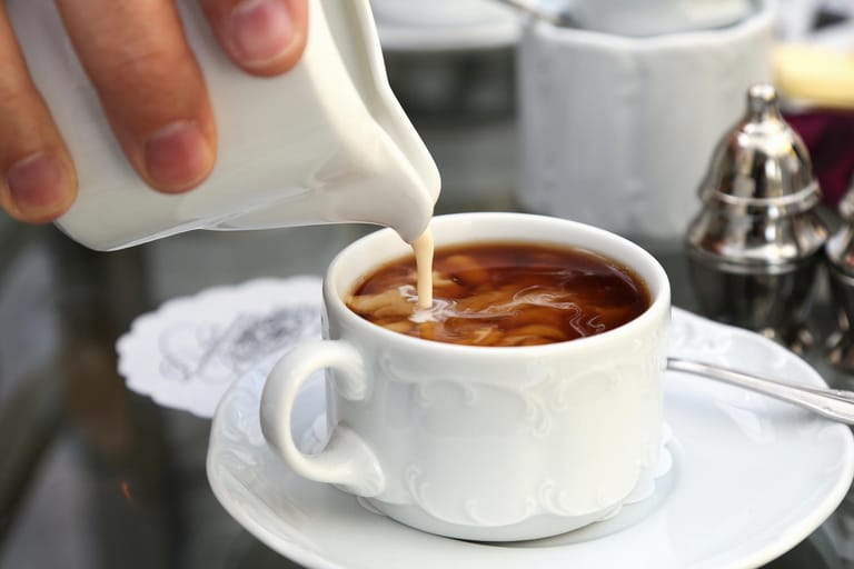 Milch mit Kaffee: Die Reihenfolge der beiden Flüssigkeiten kann entscheidend sein.