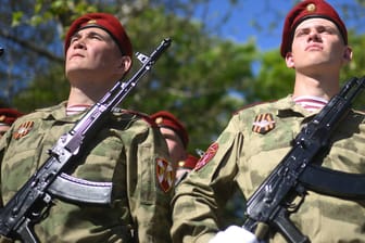 Russische Soldaten bei der Siegesparade am 9. Mai in Kaliningrad: Für den Kreml ist die Exklave von großer militärischer Bedeutung.