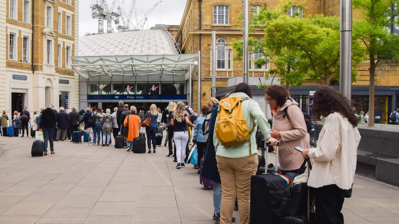 Warten auf ein Taxi (Archivbild): Der Streik lähmt die U-Bahn in London, viele weichen daher auf das Taxi-Netz aus.