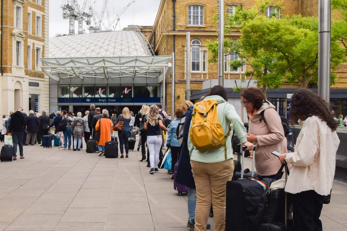 Warten auf ein Taxi (Archivbild): Der Streik lähmt die U-Bahn in London, viele weichen daher auf das Taxi-Netz aus.