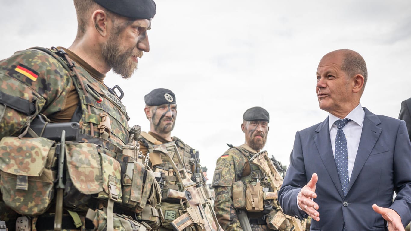 Olaf Scholz besucht Bundeswehrsoldaten in Litauen: SPD-Chef Lars Klingbeil sieht Deutschlands Rolle in der Welt als Führungsmacht.