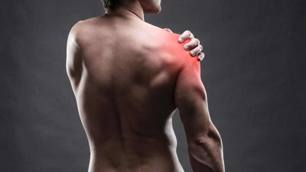 Mann mit Schmerzen in der Schulter: Schultermuskeln benötigen regelmäßiges Training, um im Alltag nicht schlappzumachen.