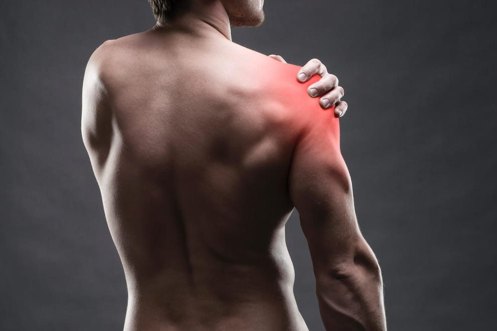Mann mit Schmerzen in der Schulter: Schultermuskeln benötigen regelmäßiges Training, um im Alltag nicht schlappzumachen.