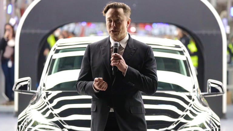 Tesla-CEO Elon Musk: Tesla gerät wegen der Massenentlassungen im Juni und der nicht eingehaltenen Kündigungsfristen in die Kritik.