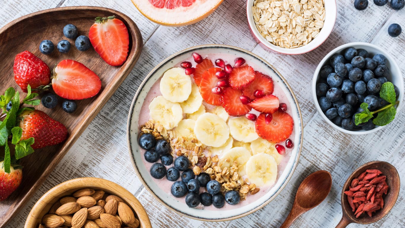 Haferflocken, Beeren und Co.: Diese Lebensmittel liefern alles, was man für einen gesunden Start in den Tag braucht.