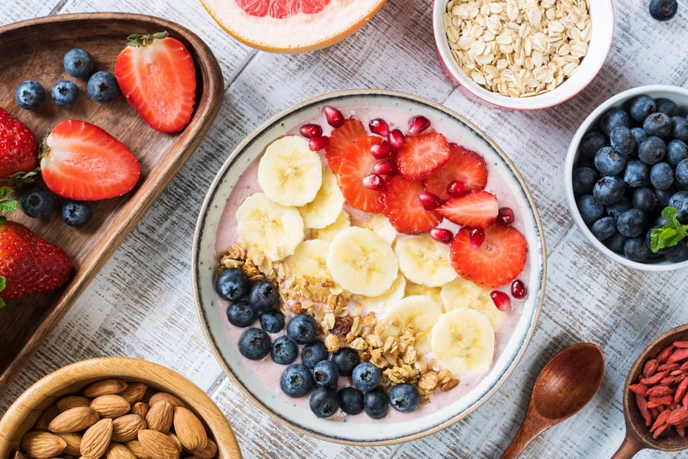 Haferflocken, Beeren und Co.: Diese Lebensmittel liefern alles, was man für einen gesunden Start in den Tag braucht.