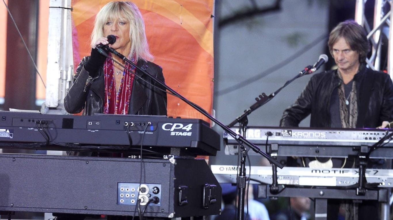 Fleetwood Mac live: Christine McVie (l.) mit Brett Tuggle auf der Bühne.