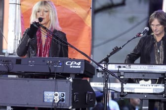 Fleetwood Mac live: Christine McVie (l.) mit Brett Tuggle auf der Bühne.