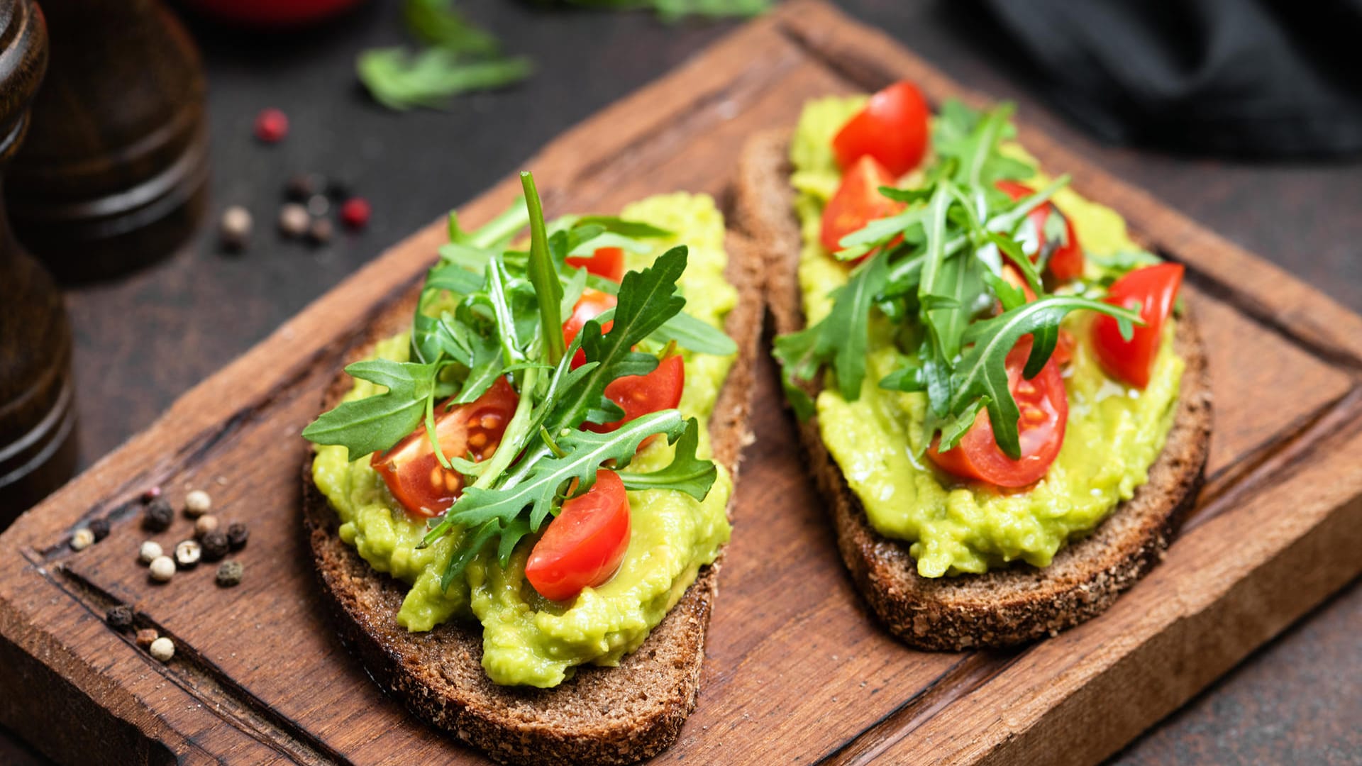 Vollkornbrot mit Avocado: Beide Lebensmittel schmecken in Kombination nicht nur lecker, sondern sind auch sehr gesund.