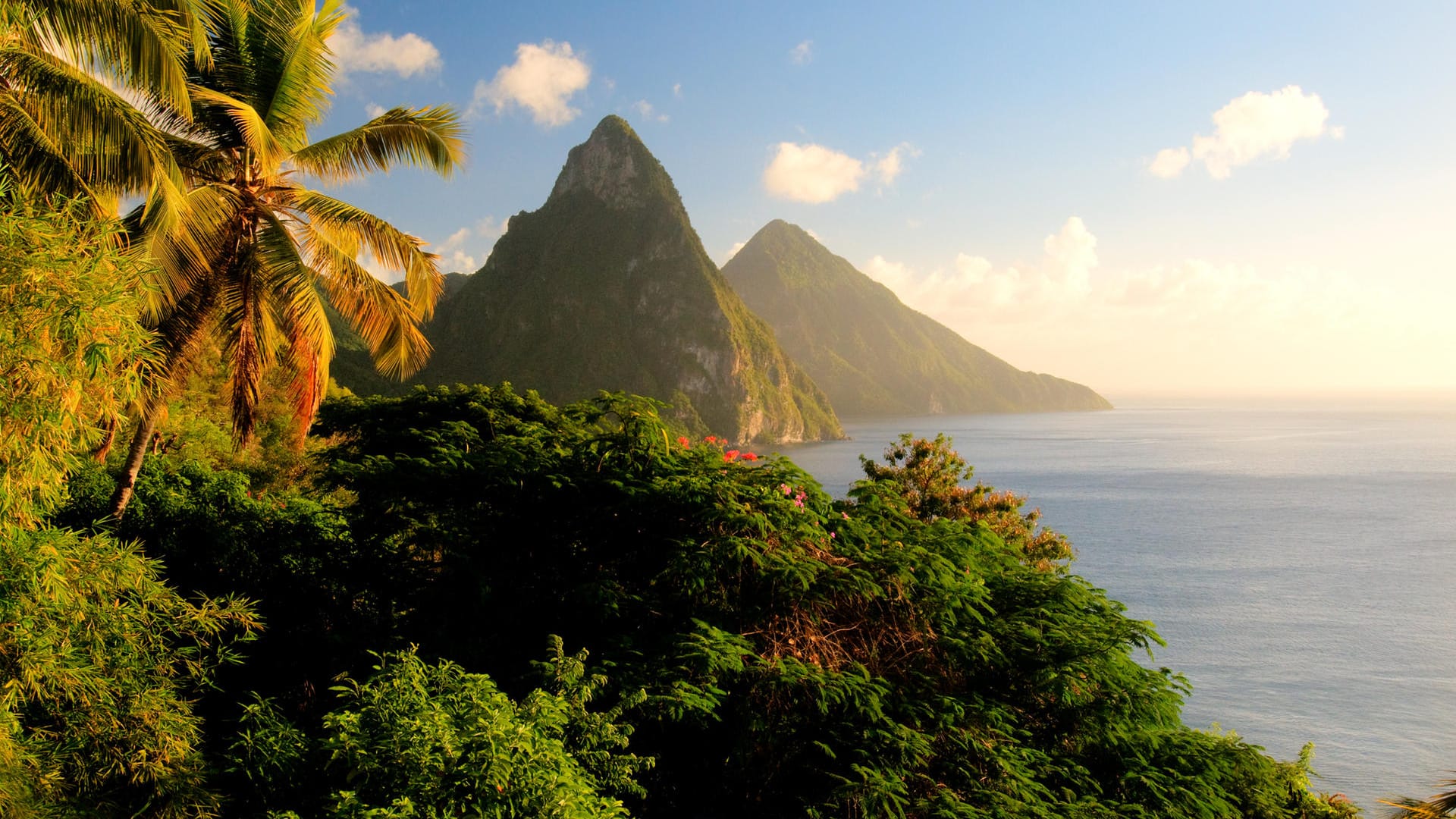 Die traumhafte Natur von St. Lucia: Auf der Karibikinsel lassen sich malerische Sonnenuntergänge genießen.