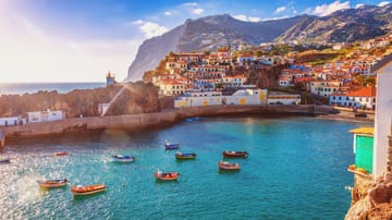 Die portugiesische Insel Madeira besticht durch ihre vielfältige Natur sowie durch malerische Orte.