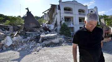 Schäden in Odessa nach einem Angriff im Mai: Laut lokalen Behörden brannte am Montag nach einem Angriff ein Lebensmittellager ab.