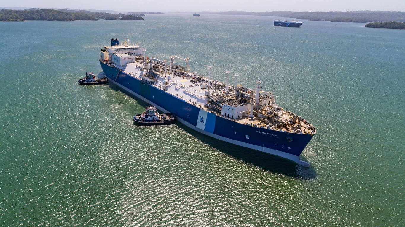 Ein schwimmender LNG-Terminal vor Helsinki (Symbolbild): Deutschland setzt auf Flüssiggas, um von russischen Energieträgern unabhängig zu werden.