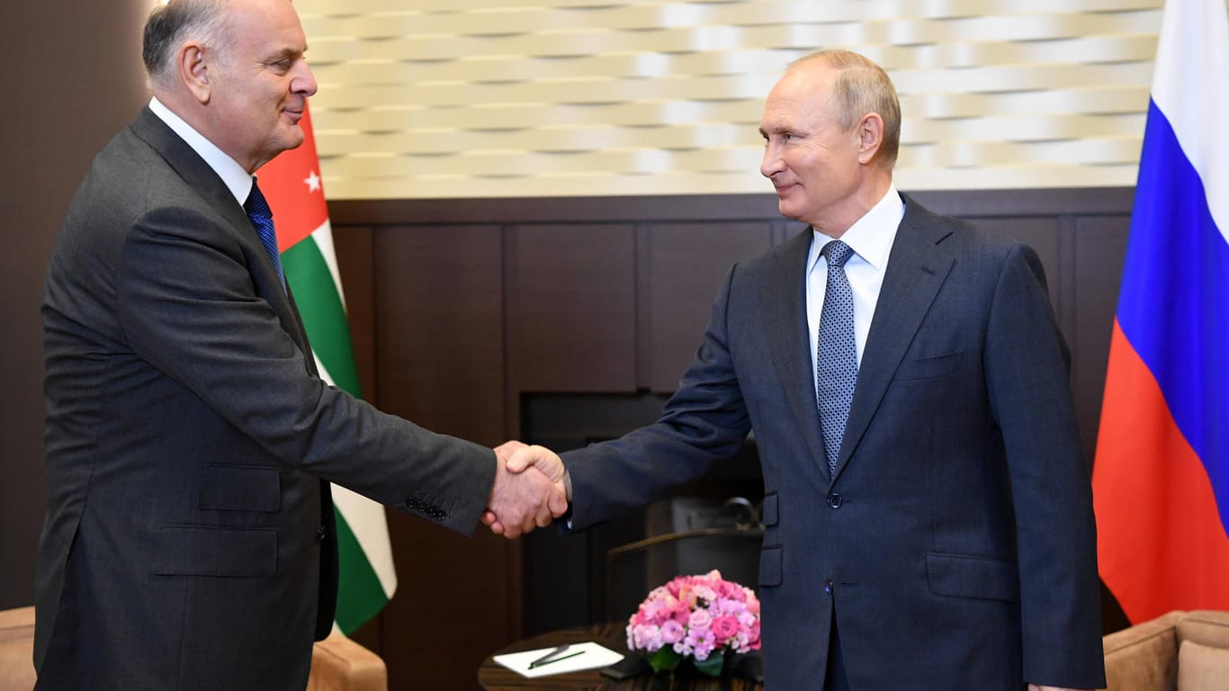Treffen im russischen Sotschi, 2020: Abchasiens Präsident Aslan Bzhania (l.) mit Russlands Präsident Wladimir Putin.