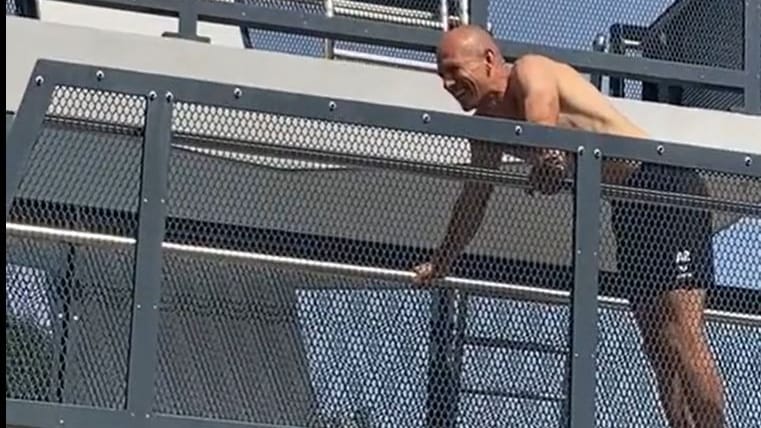 Besuch in Ostwestfalen: Arjen Robben sprang im Paderborner Freibad vom Dreimeterbrett.