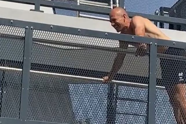 Besuch in Ostwestfalen: Arjen Robben sprang im Paderborner Freibad vom Dreimeterbrett.