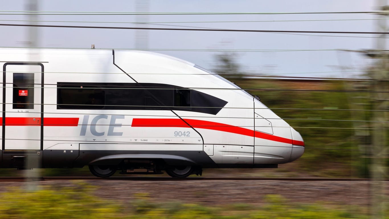 Ein ICE der Deutschen Bahn in Köln (Symbolbild): Zahlreiche Züge werden umgeleitet.