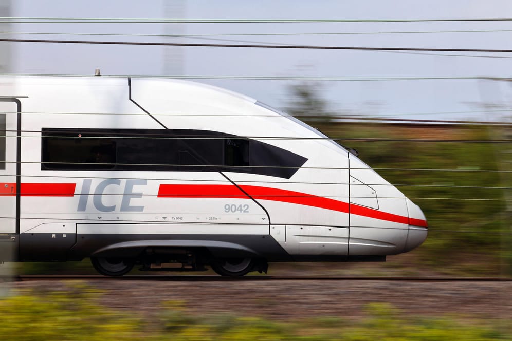 Ein ICE der Deutschen Bahn in Köln (Symbolbild): Eine nicht-binäre Person hatte gegen das Buchungssystem des Konzern geklagt und nun Recht bekommen.