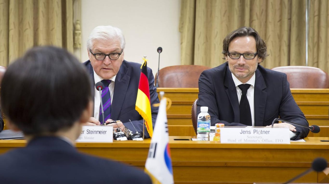 Jens Plötner bei einem Besuch mit dem damaligen Außenminister Frank-Walter Steinmeier in Südkorea im Jahr 2014.