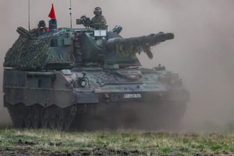 Eine Panzerhaubitze 2000 bei einer Übung der Bundeswehr (Archivbild): Die ersten Modelle sollen nun die ukrainische Armee erreicht haben.