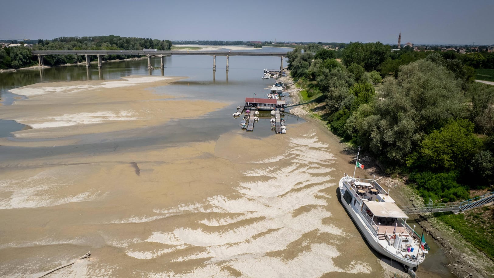 Der Fluss Po führt zu wenig Wasser: An einigen Stellen wurden in den vergangenen Tagen historische Tiefstände gemessen.