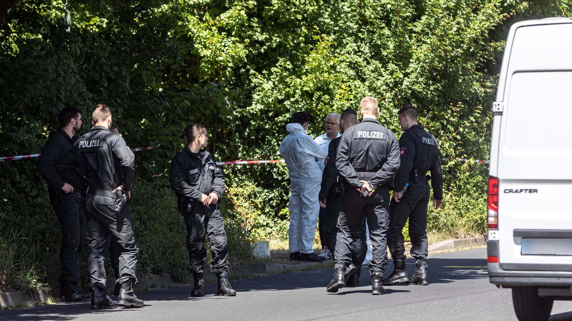 Polizisten am Fundort der Leiche: Noch wird in alle Richtungen ermittelt.