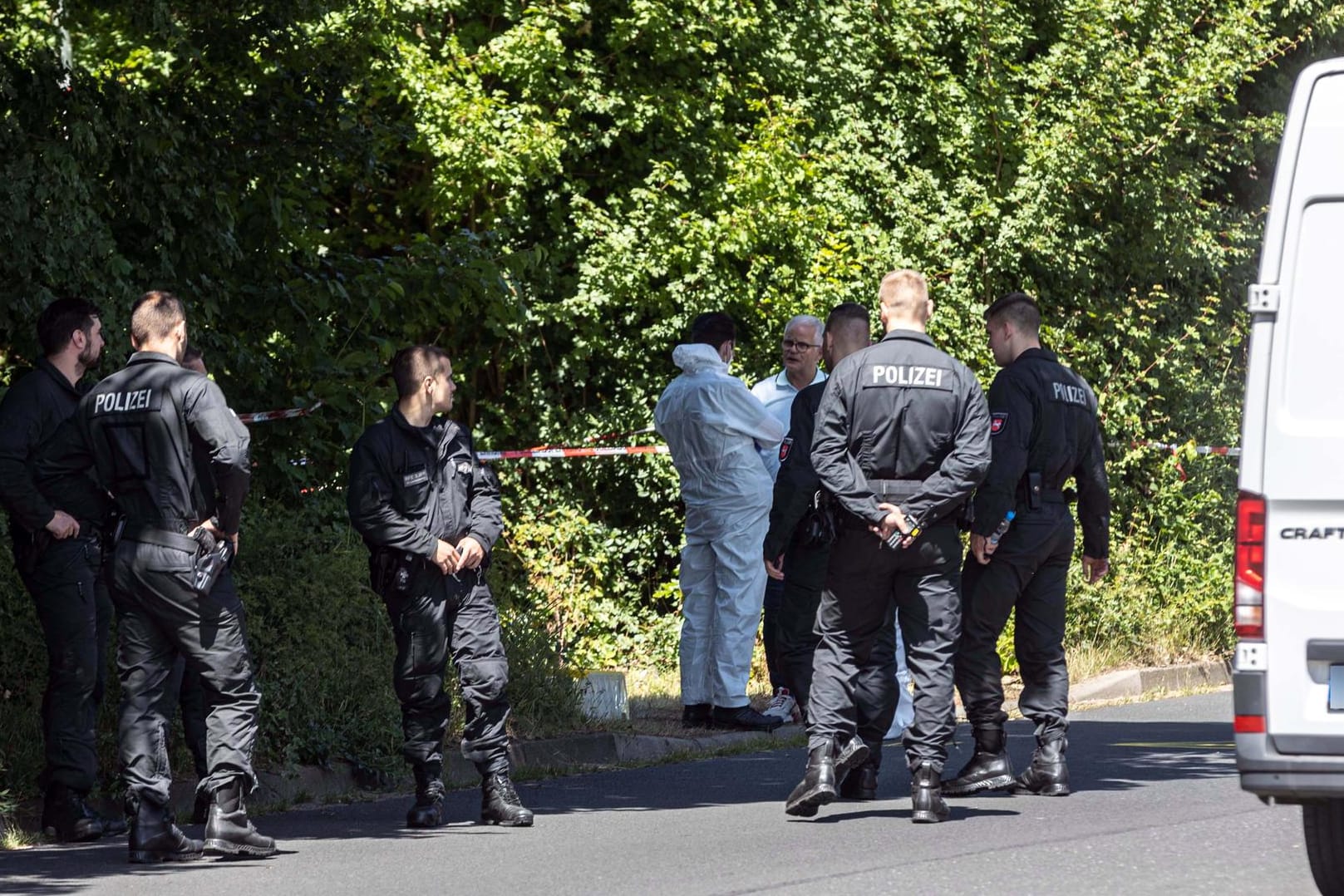 Polizisten am Fundort der Leiche: Noch wird in alle Richtungen ermittelt.