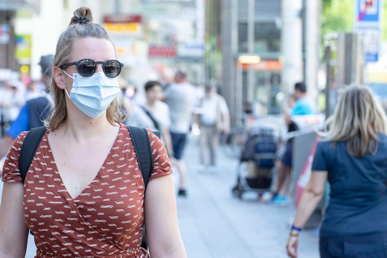 Mit Maske unterwegs (Archivbild): Aktuell gilt die Maskenpflicht nur noch in wenigen Bereichen, zum Beispiel im öffentlichen Nahverkehr.