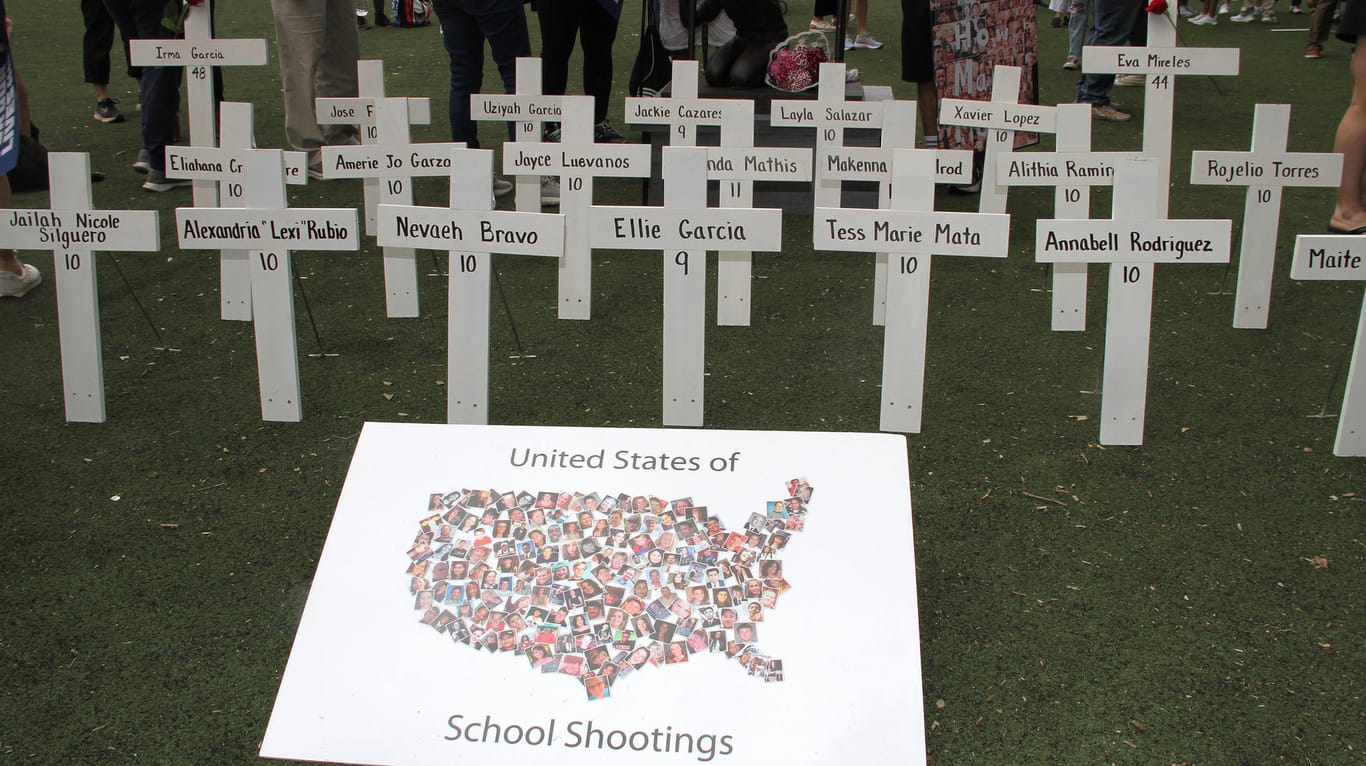19 Kinder und zwei Lehrerinnen wurden beim Massaker getötet.
