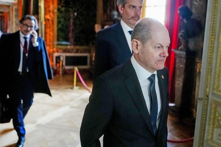 Olaf Scholz (SPD) kommt beim Treffen der Staats- und Regierungschefs der EU mit seinem Sprecher Steffen Hebestreit (M.) und Jens Plötner (l.) ins Schloss Versailles bei Paris.